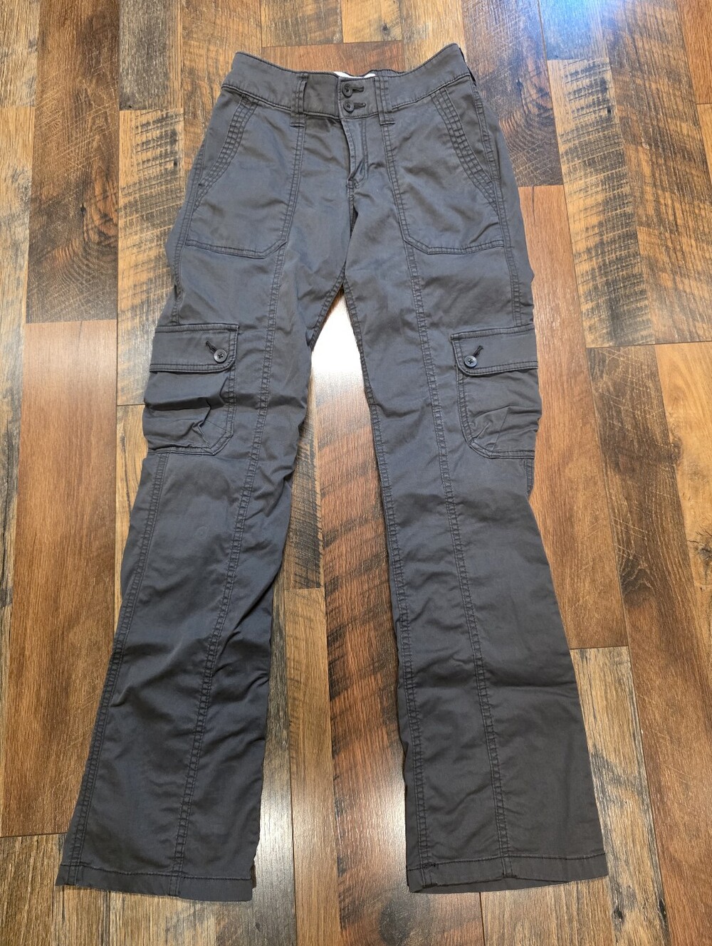 Hollister Mid Rise Boot Cut Cargo Pants 000R